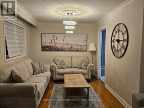 275 Hounslow Ave in Toronto, ON - Building Photo - Building Photo