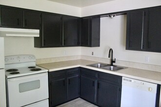 297 Main St W-Unit -Apt 4 in Monmouth, OR - Building Photo - Building Photo