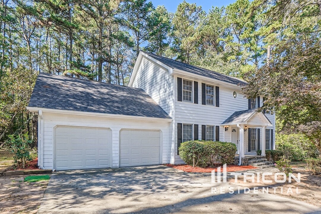 551 Banks Rd E in Fayetteville, GA - Building Photo