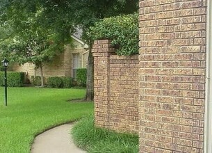 11201 Lynbrook Dr in Houston, TX - Building Photo - Building Photo