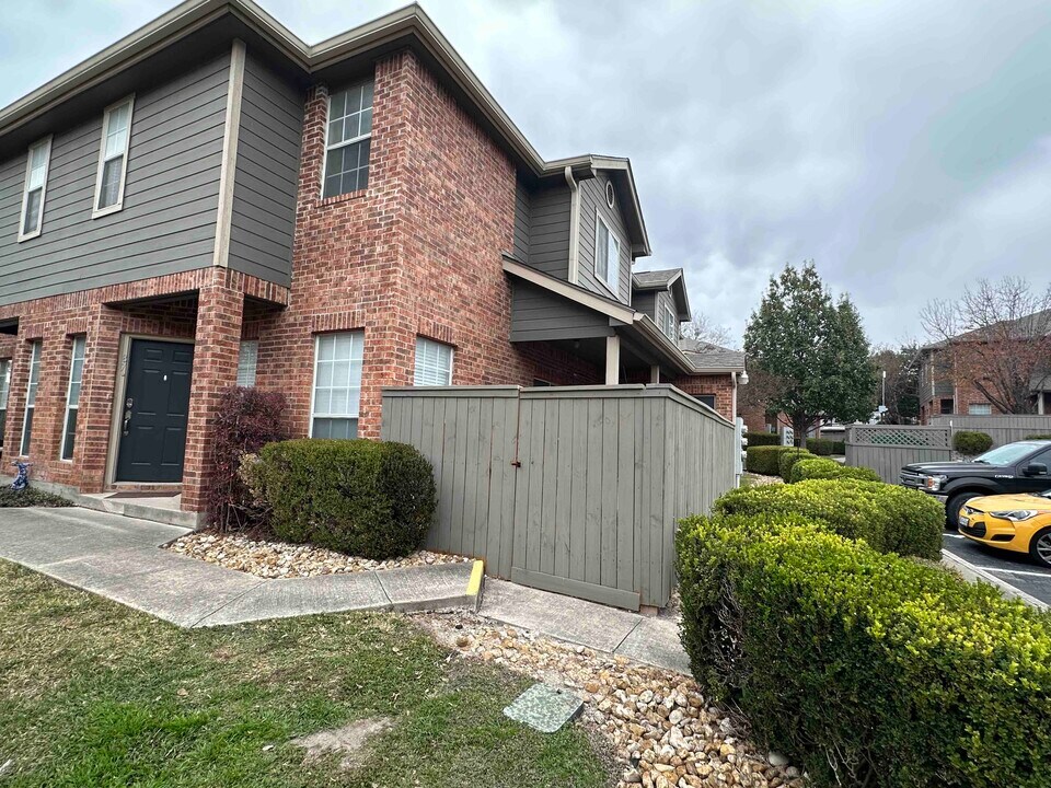 87 Chapel Hill Circle in San Antonio, TX - Foto de edificio