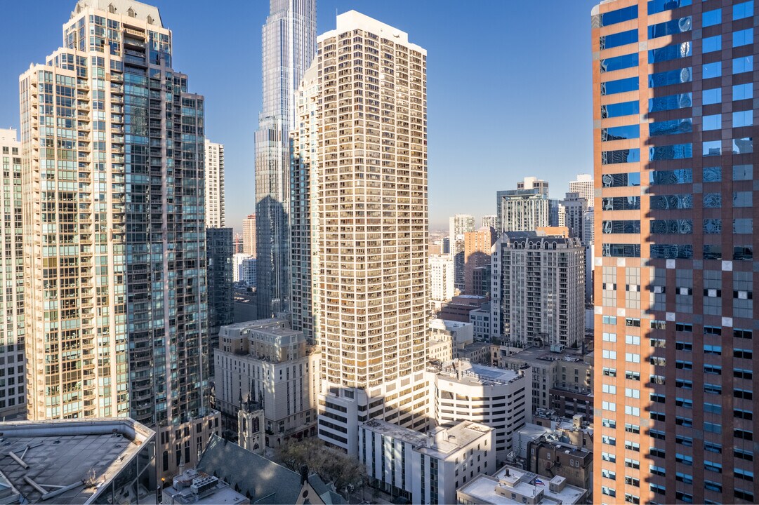 30 E Huron St in Chicago, IL - Foto de edificio