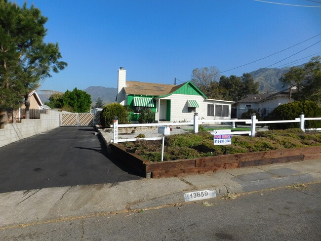 13659 Polk St in Los Angeles, CA - Building Photo - Building Photo