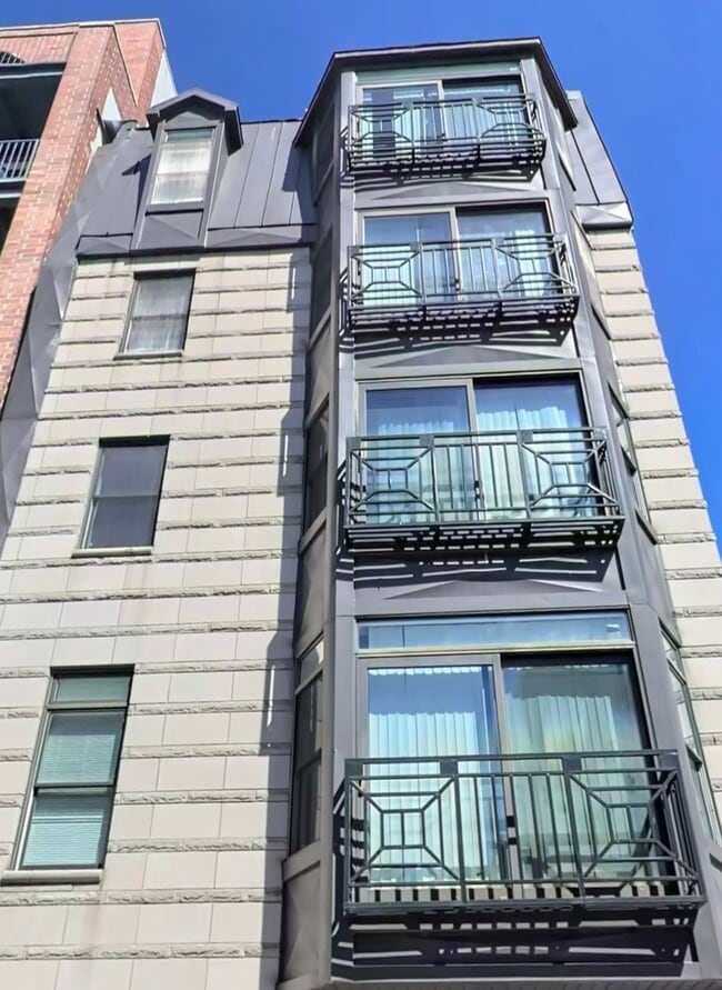property at 1427 N Sedgwick St