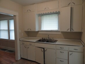 528 S Cedar Ave in Independence, MO - Building Photo - Building Photo