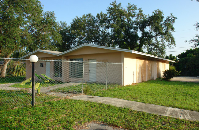 1095 NE 149th St in Miami, FL - Building Photo - Building Photo