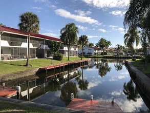 Coral Harbor in Ft. Myers, FL - Foto de edificio - Building Photo