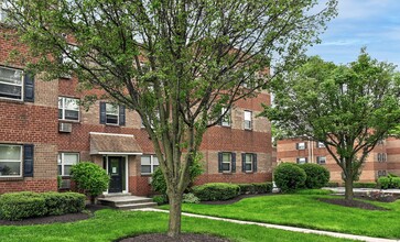 Glen Brook Apartments in Glenolden, PA - Foto de edificio - Building Photo