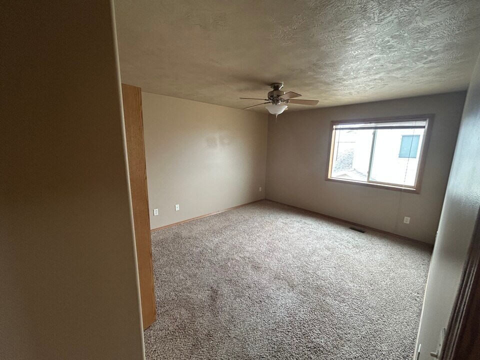 3805 W 93rd St in Sioux Falls, SD - Building Photo