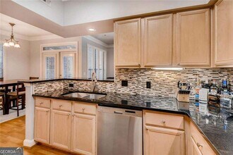 3777 Peachtree Rd NE, Unit 1324 in Atlanta, GA - Building Photo - Building Photo