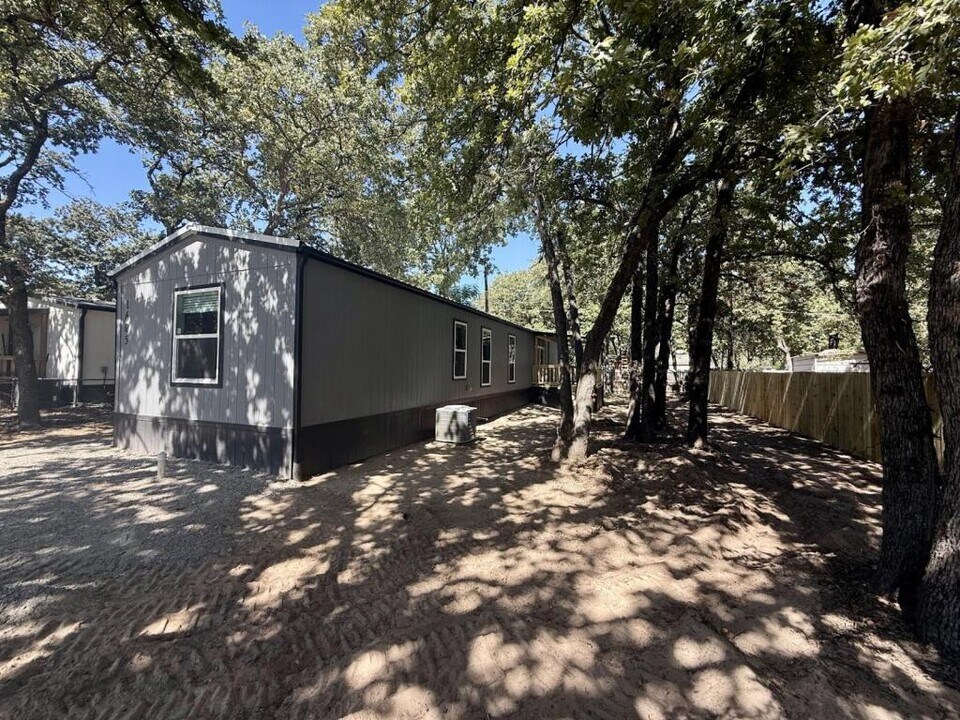 1808 Sheila Dr in Azle, TX - Building Photo