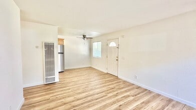 868 E Alvarado St in Fallbrook, CA - Building Photo - Building Photo