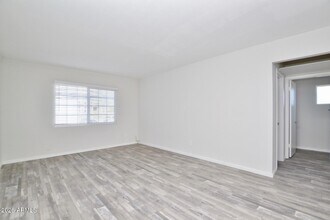 44 E Roanoke Ave in Phoenix, AZ - Foto de edificio - Building Photo