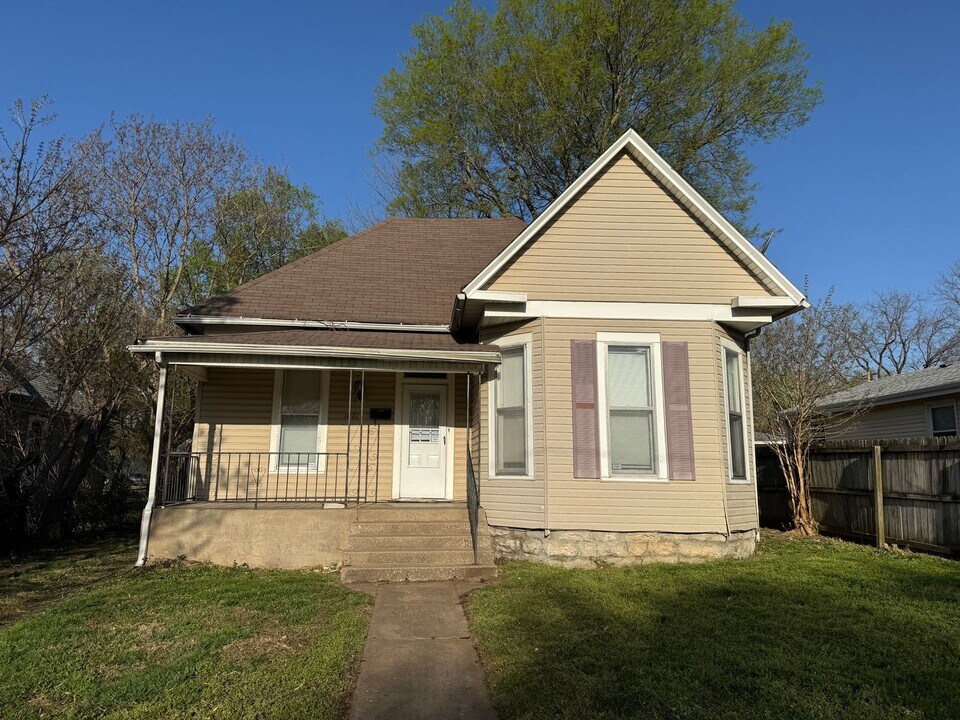 1021 N Sherman Ave in Springfield, MO - Foto de edificio