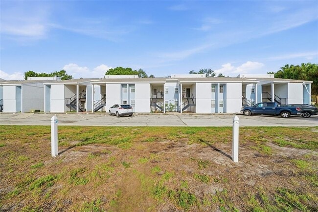 property at 3821 N Oak Dr