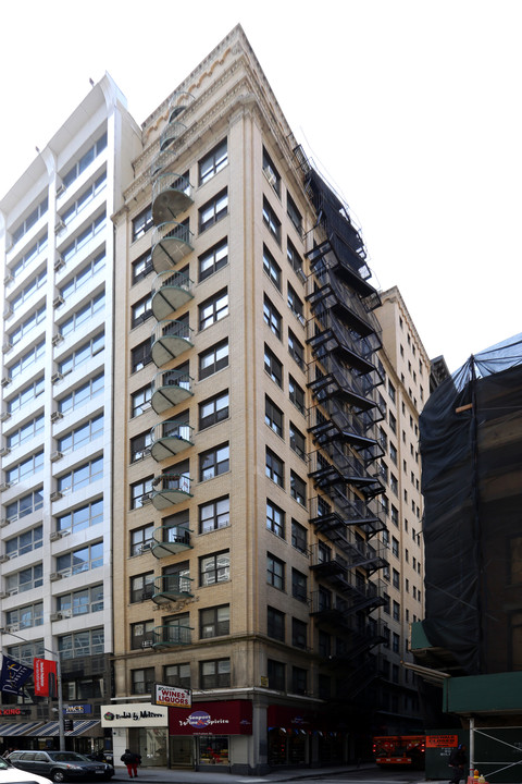 110 Fulton St in New York, NY - Building Photo