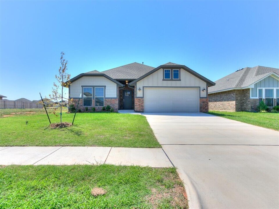 561 Grand Sycamore Dr in Washington, OK - Building Photo