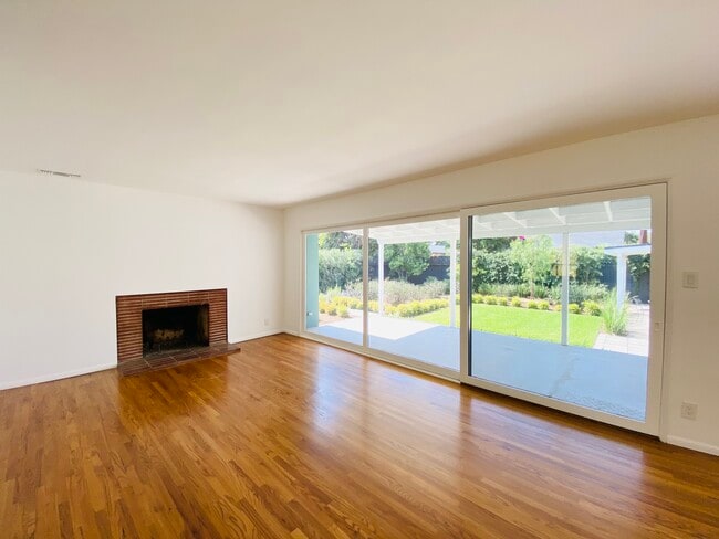 12823 Martha St in Valley Village, CA - Foto de edificio - Building Photo