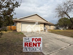 222 Kerry Brook Dr in Converse, TX - Foto de edificio - Building Photo