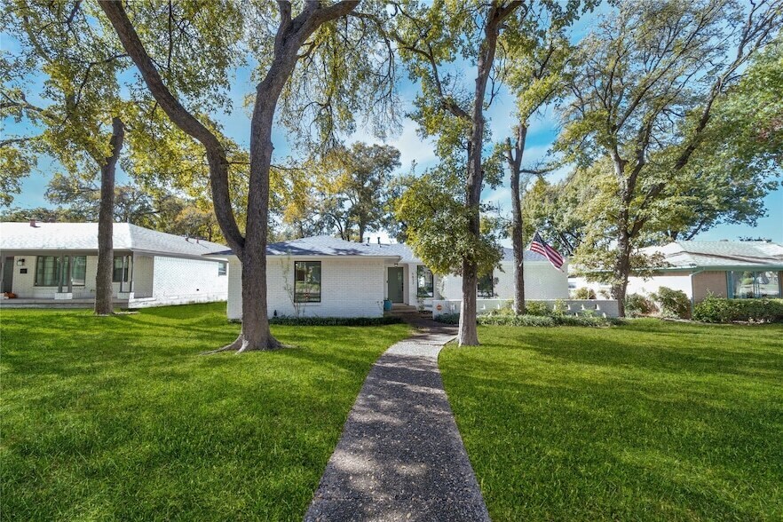 5837 Clendenin Ave in Dallas, TX - Building Photo