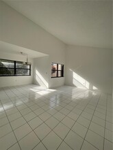 615 W Park Dr in Miami, FL - Building Photo - Building Photo