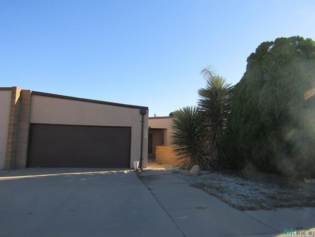 property at 1915 Villa Dr