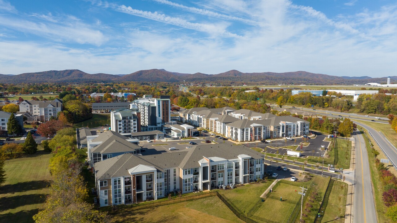 The View at Blue Ridge Commons in Roanoke, VA - Foto de edificio