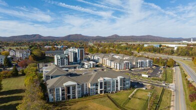 The View at Blue Ridge Commons in Roanoke, VA - Foto de edificio - Building Photo