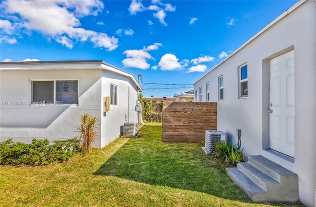 2165 NW 23rd St in Miami, FL - Building Photo - Building Photo