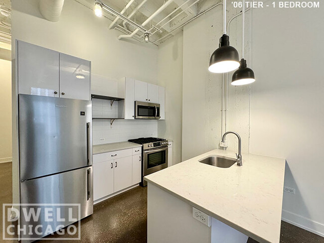 17 E Adams St, Unit 2 in Chicago, IL - Foto de edificio - Building Photo