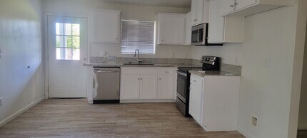 245 Francis St in Bakersfield, CA - Building Photo - Building Photo