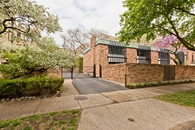 588 W Hawthorne Pl, Unit 2 in Chicago, IL - Building Photo - Building Photo
