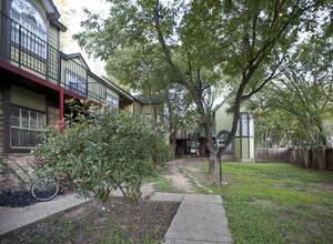 Heritage Square Apartments in San Marcos, TX - Building Photo - Building Photo