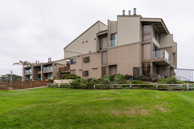 Sandpiper Point in Encinitas, CA - Foto de edificio - Building Photo