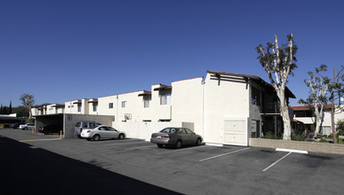 111 Tustin Plaza Apartments in Tustin, CA - Foto de edificio - Building Photo