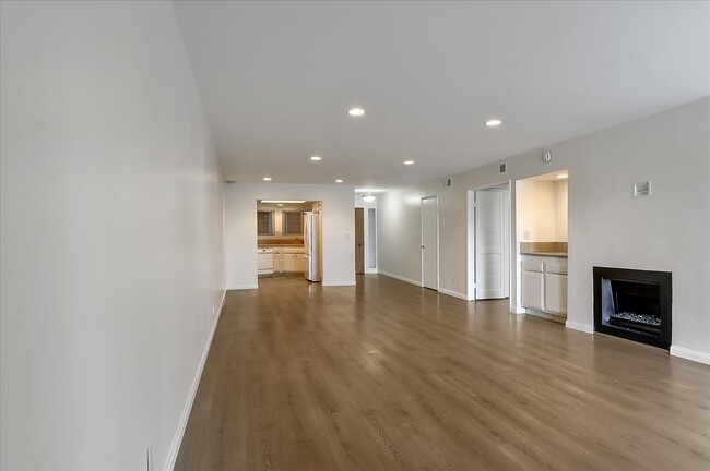 4200 Via Dolce, Unit 133 in Marina Del Rey, CA - Building Photo - Building Photo