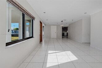 1231 W 60th Terrace in Hialeah, FL - Building Photo - Building Photo