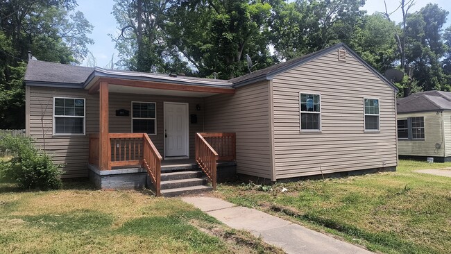 property at 807 S Chestnut St