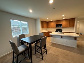 1335 Meadow Ranch St in Plumas Lake, CA - Foto de edificio - Building Photo