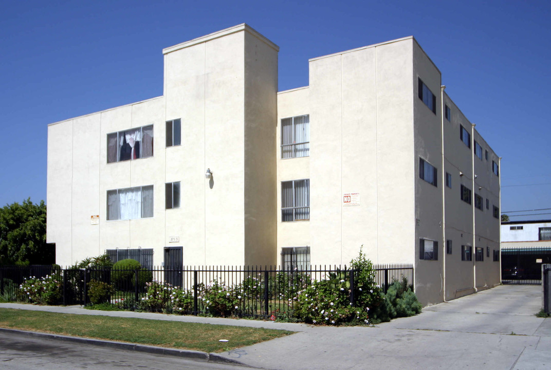 2715 S Cloverdale Ave in Los Angeles, CA - Building Photo