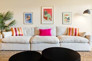 8535 N W Knoll Dr in West Hollywood, CA - Building Photo