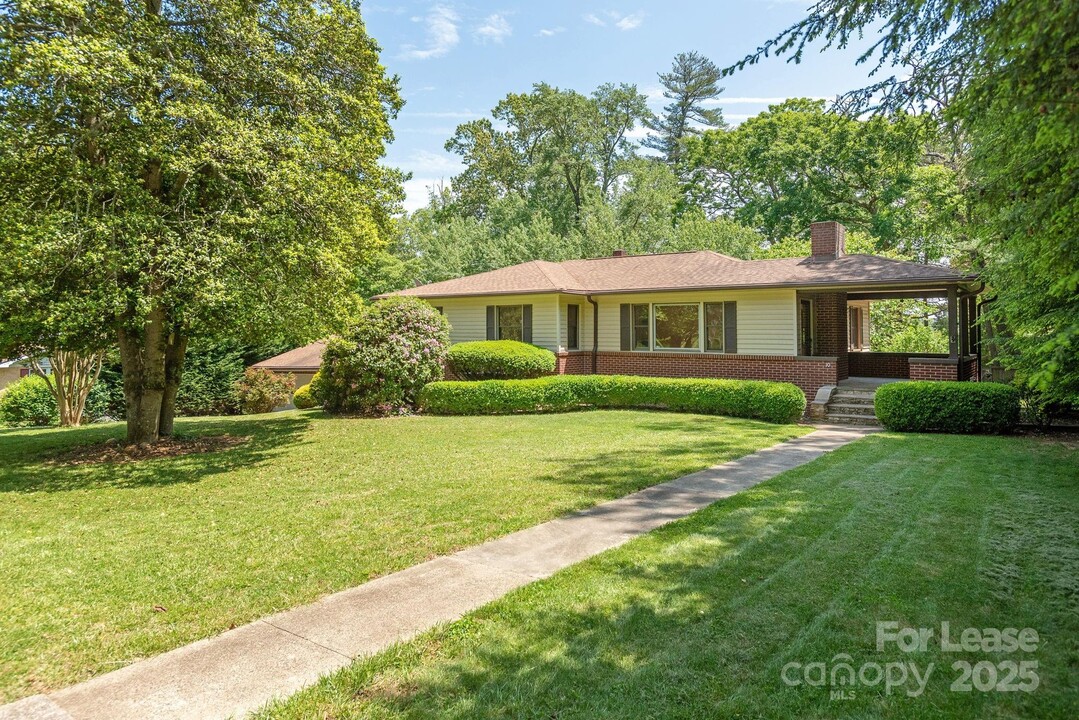 10 S Oak Forest Dr in Asheville, NC - Building Photo