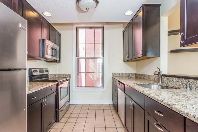 219 Central St, Unit 4F in Lowell, MA - Building Photo - Building Photo