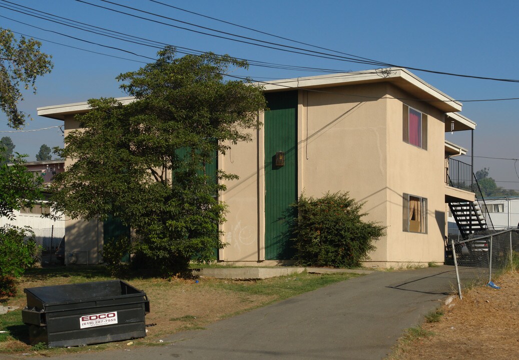 8930 Kenwood Dr in Spring Valley, CA - Foto de edificio