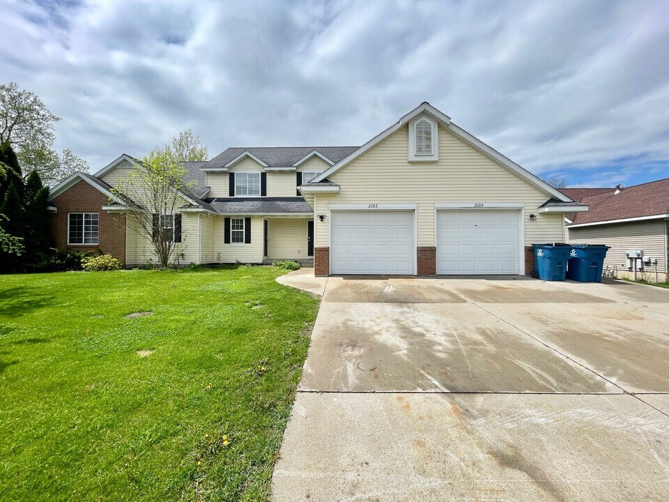 2103-2105 Kinnrow Ave NW in Walker, MI - Foto de edificio
