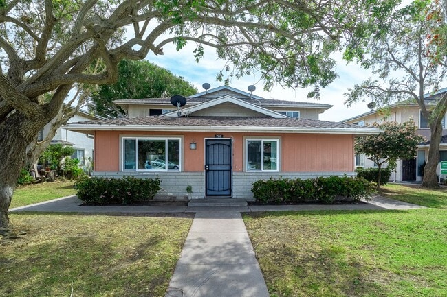 property at 728 W Hemlock St