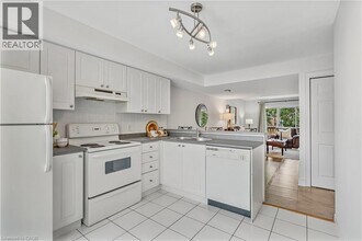 4045 Upper Middle Rd in Burlington, ON - Building Photo - Building Photo