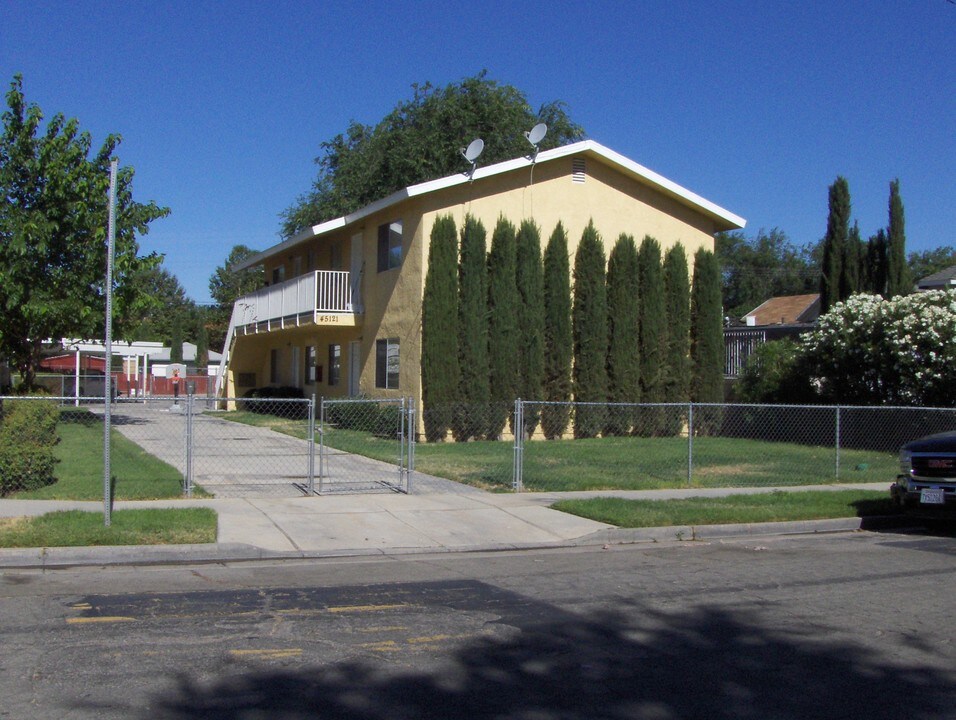 45121 Date Ave in Lancaster, CA - Foto de edificio