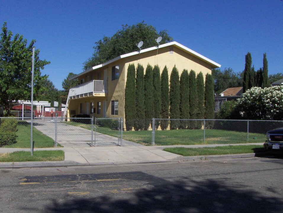 45121 Date Ave in Lancaster, CA - Building Photo