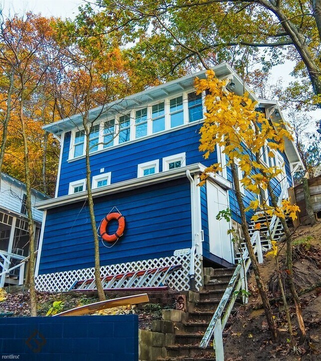 17440 Montello Ave in West Olive, MI - Building Photo